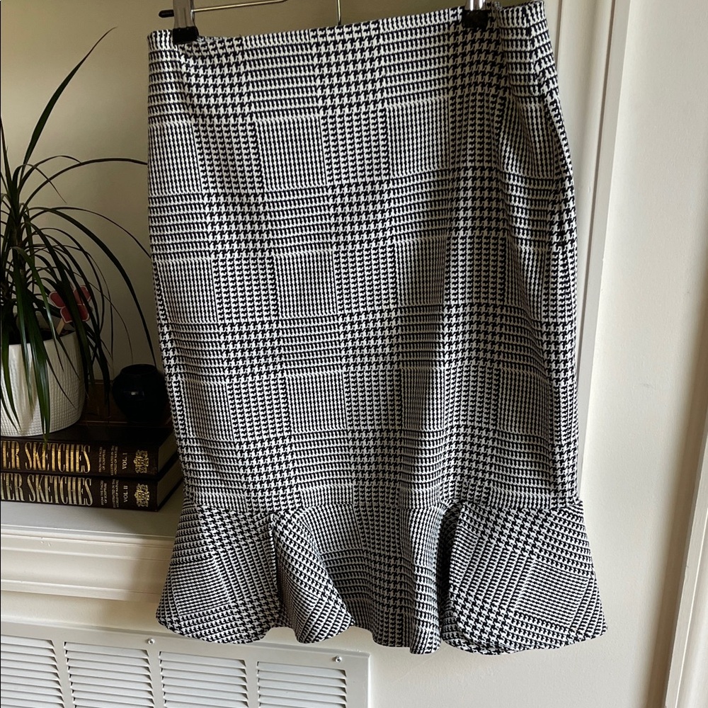 Calvin Klein Classic Black and White Houndstooth Skirt